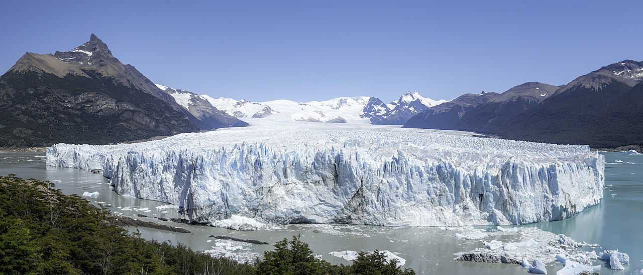 Glaciar Perito Moreno en la Patagonia argentina, con su frente de hielo de 60 metros sobre el Lago Argentino