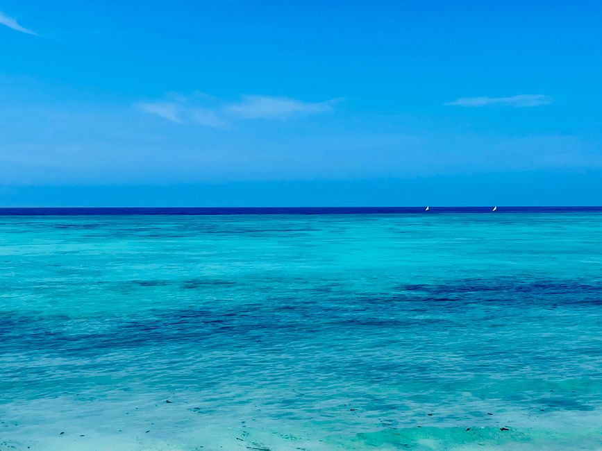 Playa de arena blanca en Zanzíbar