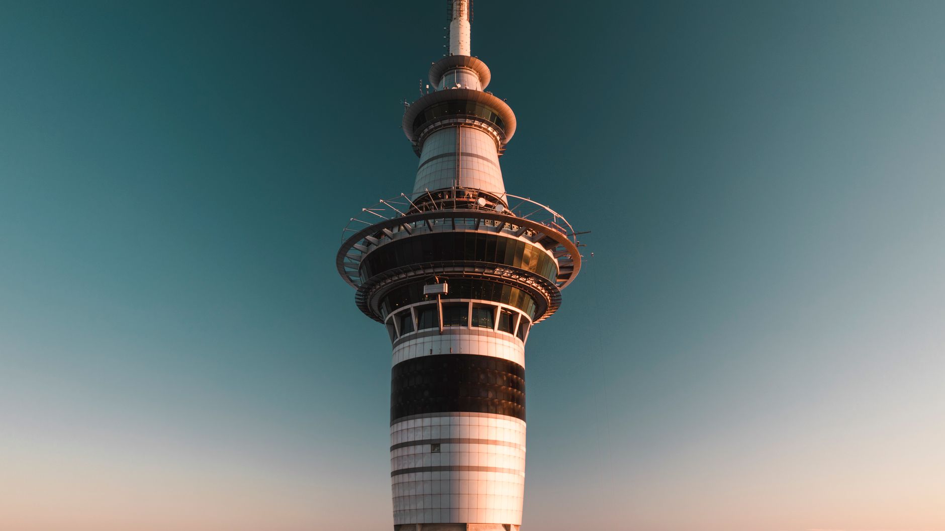 Sky Tower de Auckland al atardecer