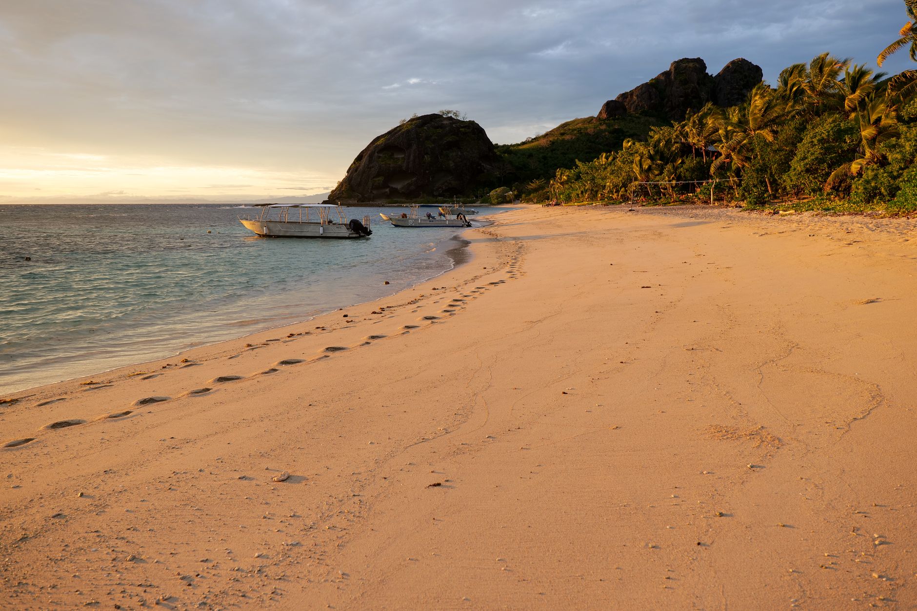 Playa al atardecer en las islas de Fiji