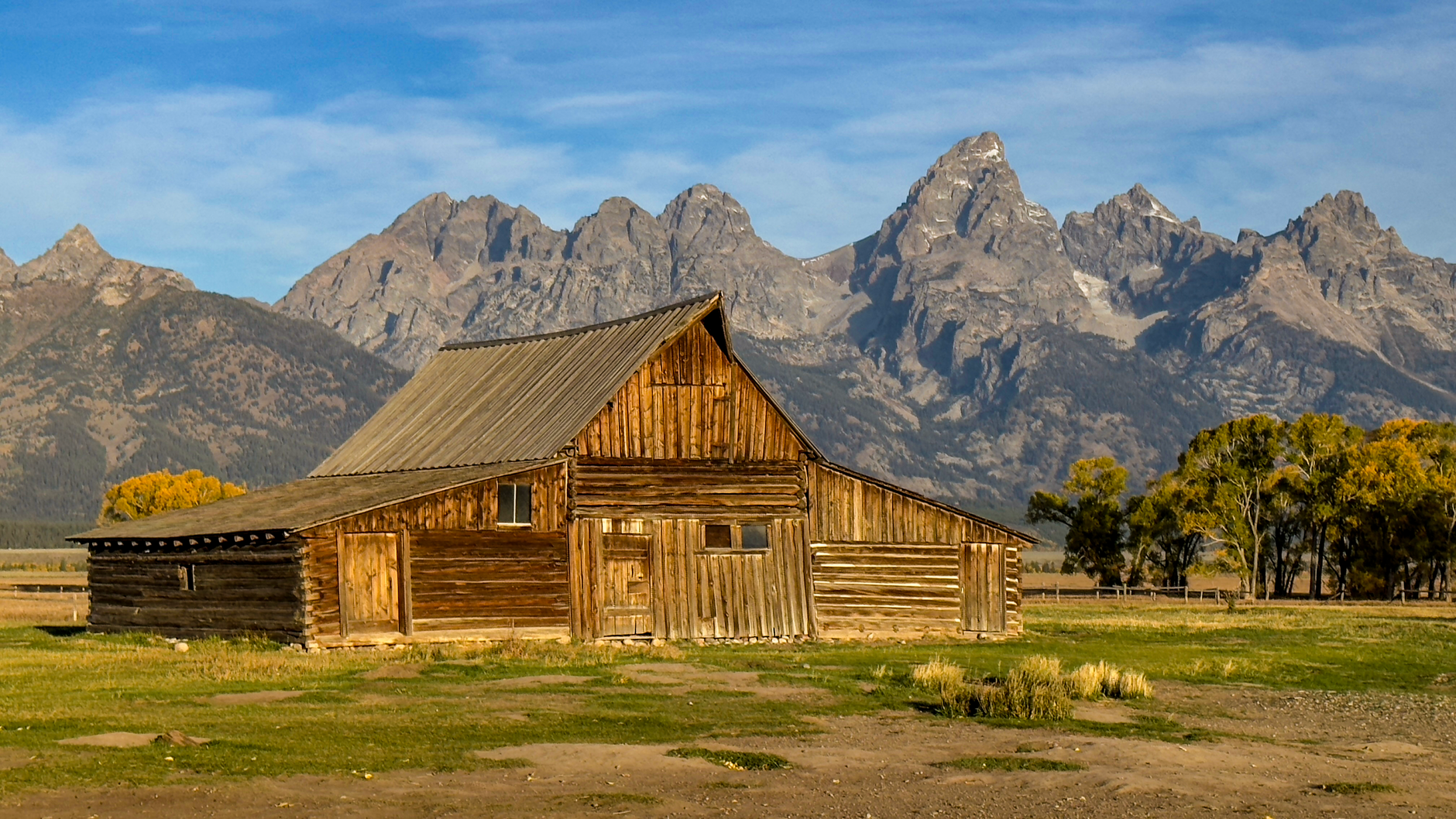 El granero de Mormon Row frente a las montañas Teton