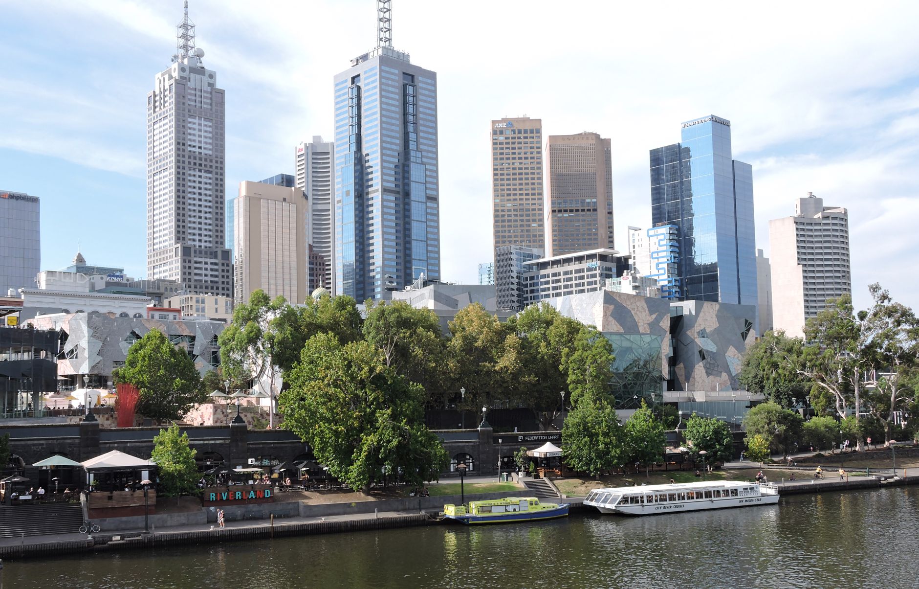 Skyline de Melbourne junto al río Yarra