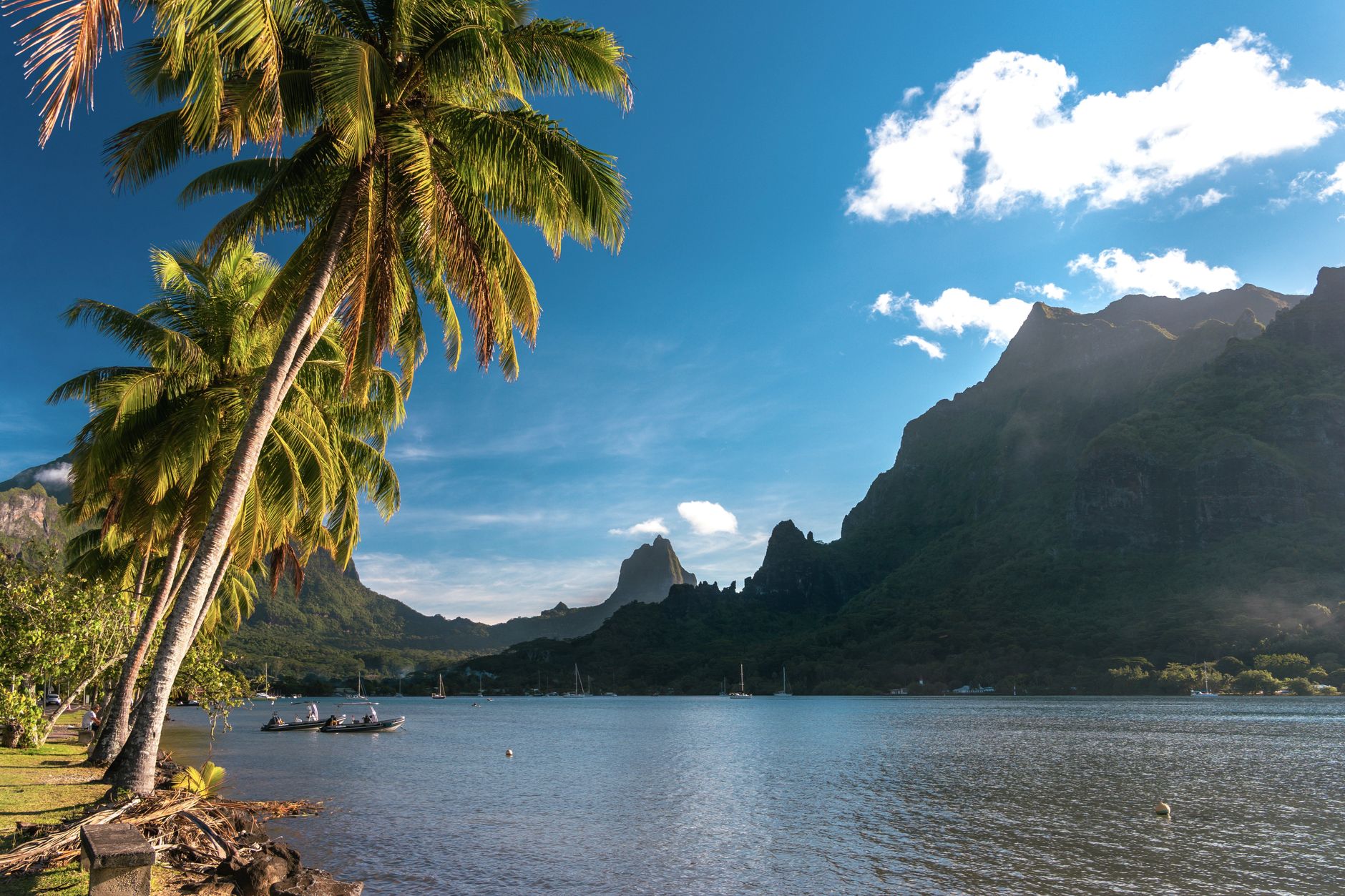 Laguna de Moorea con montañas al fondo