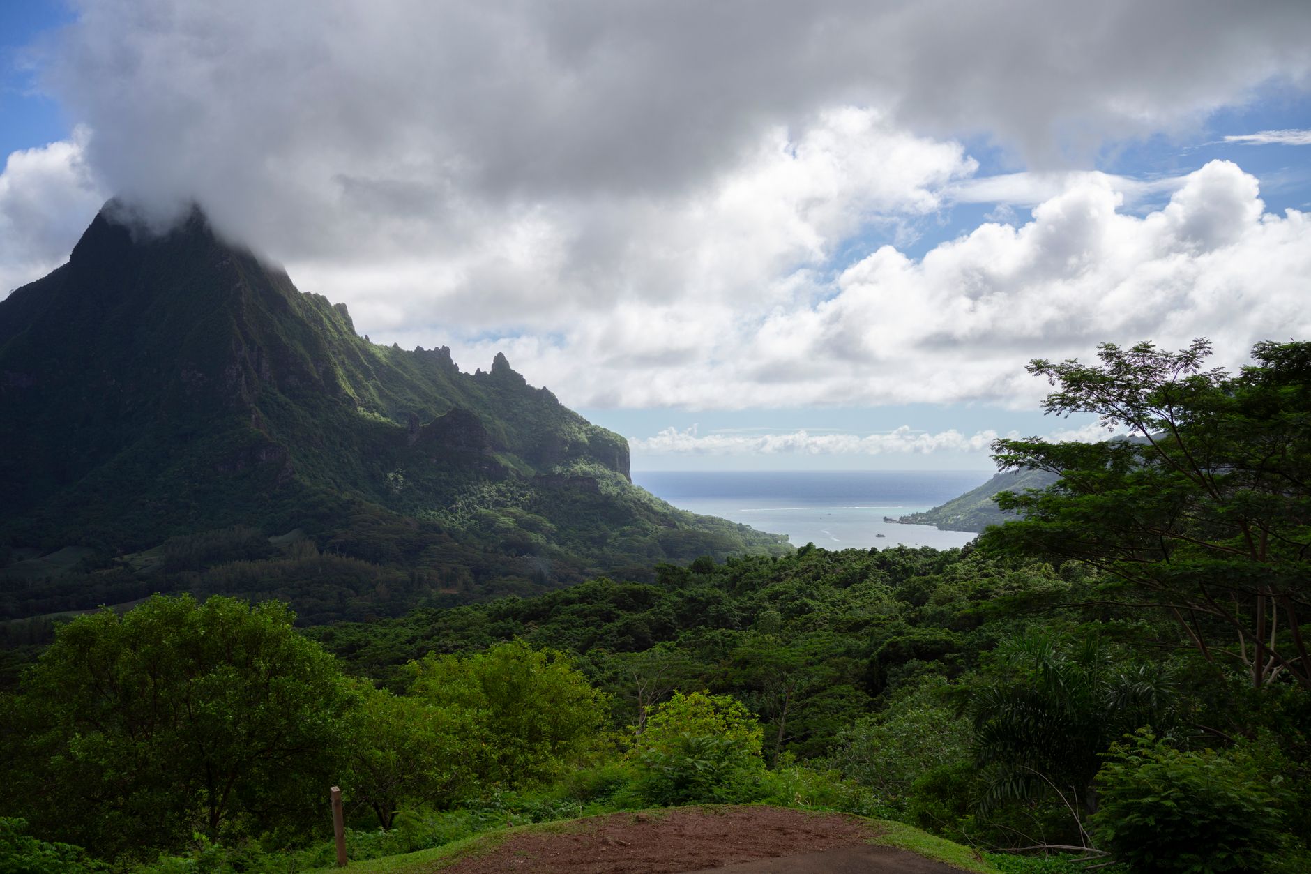 Paisaje volcánico del Monte Rotui en Moorea