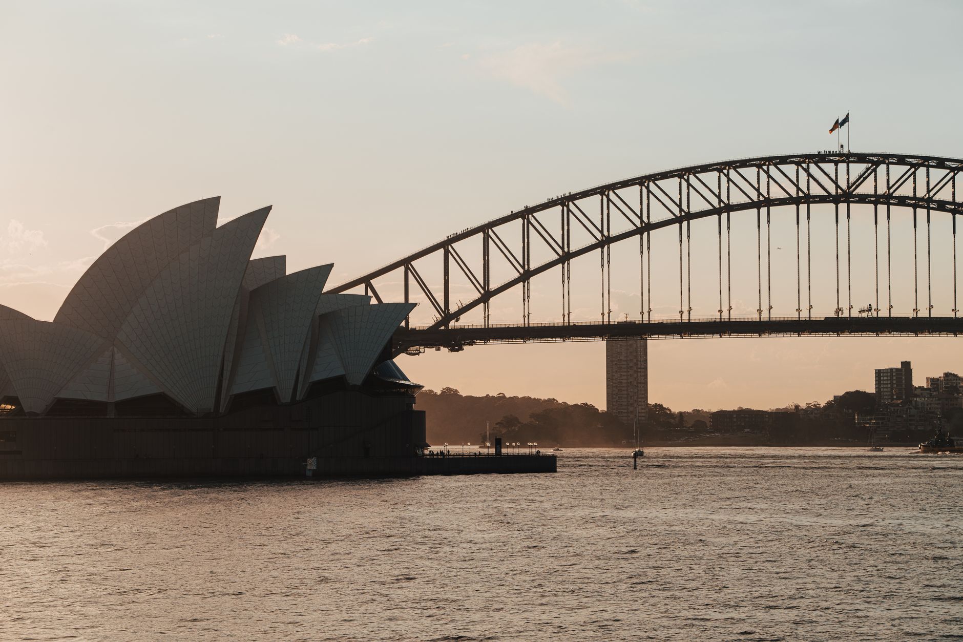 Ópera de Sydney y Harbour Bridge al atardecer
