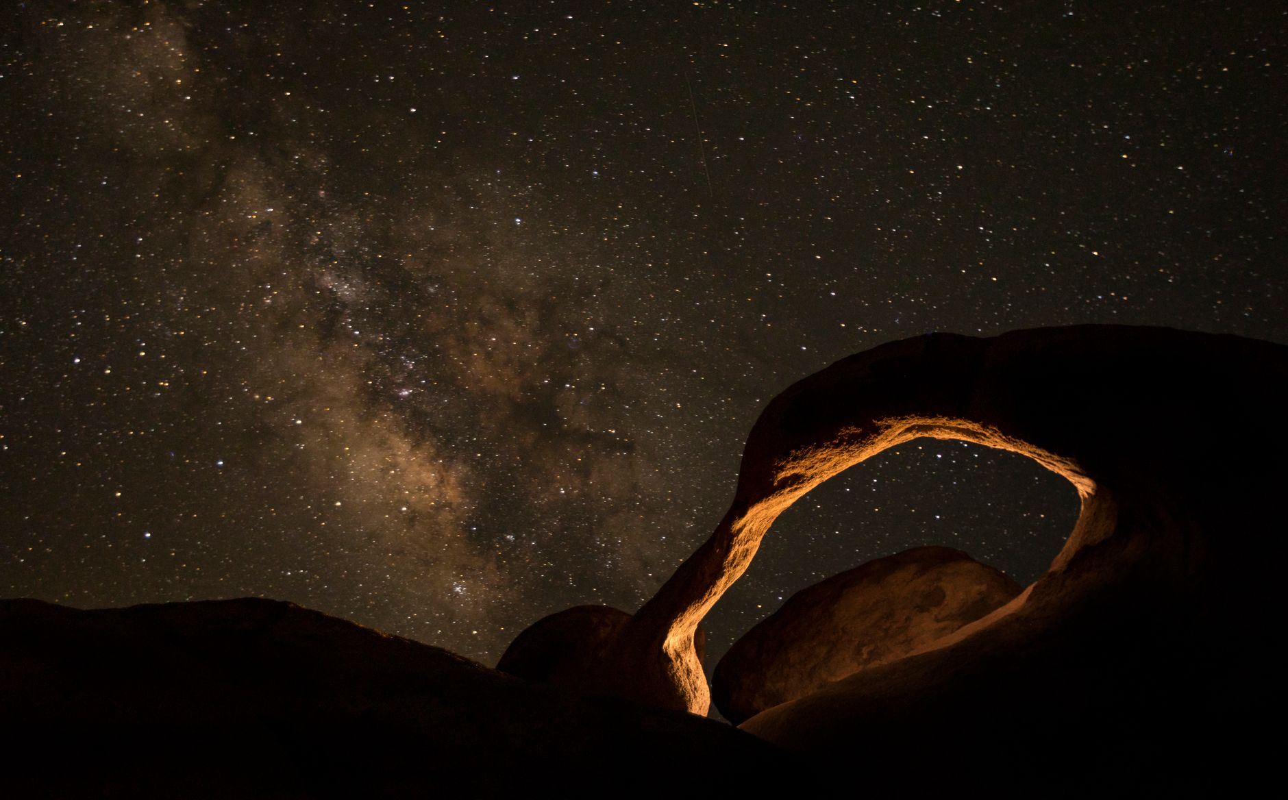 El Mobius Arch de Alabama Hills, California, bajo un cielo estrellado
