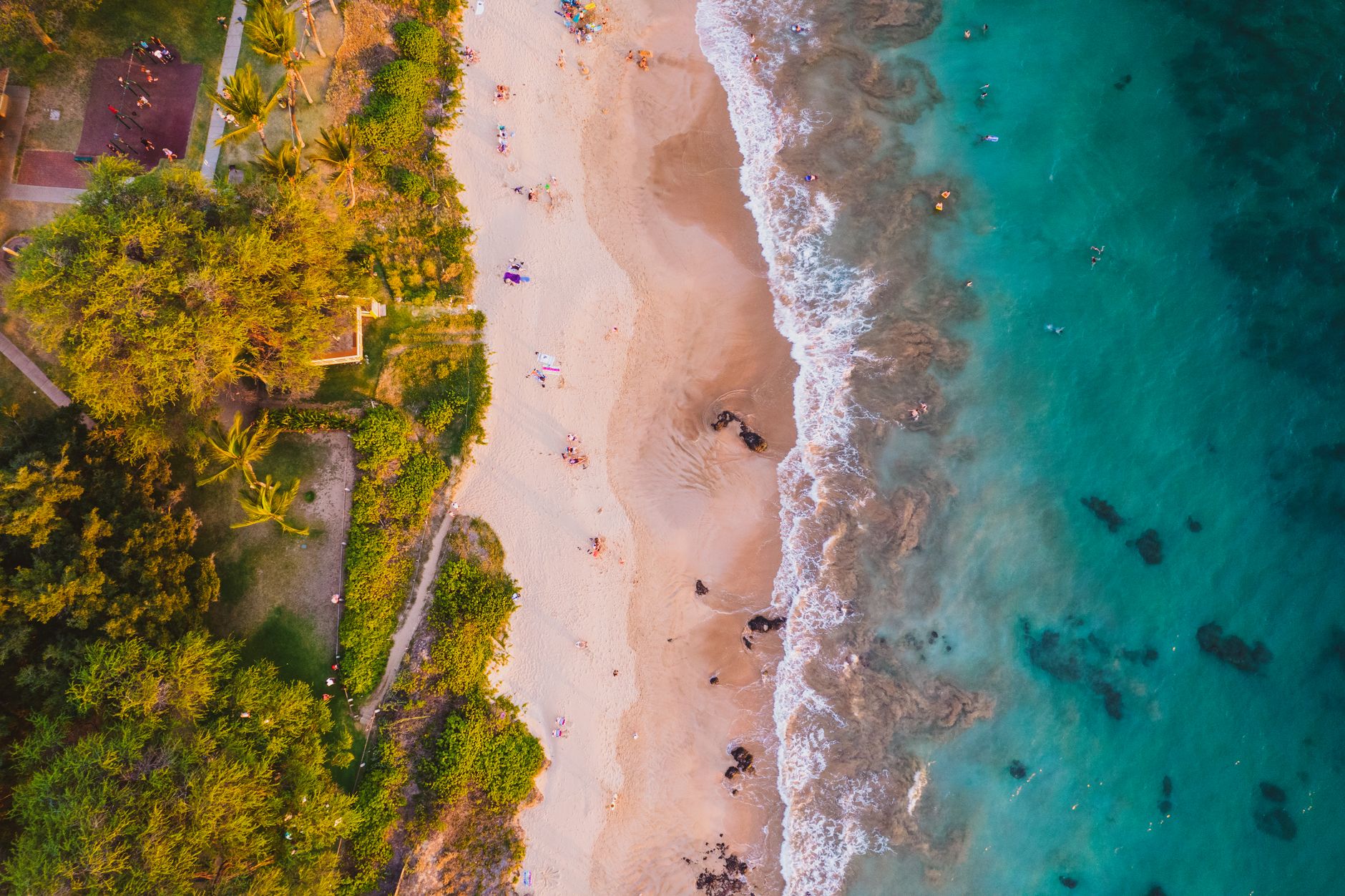 Playa de Maui con aguas turquesas