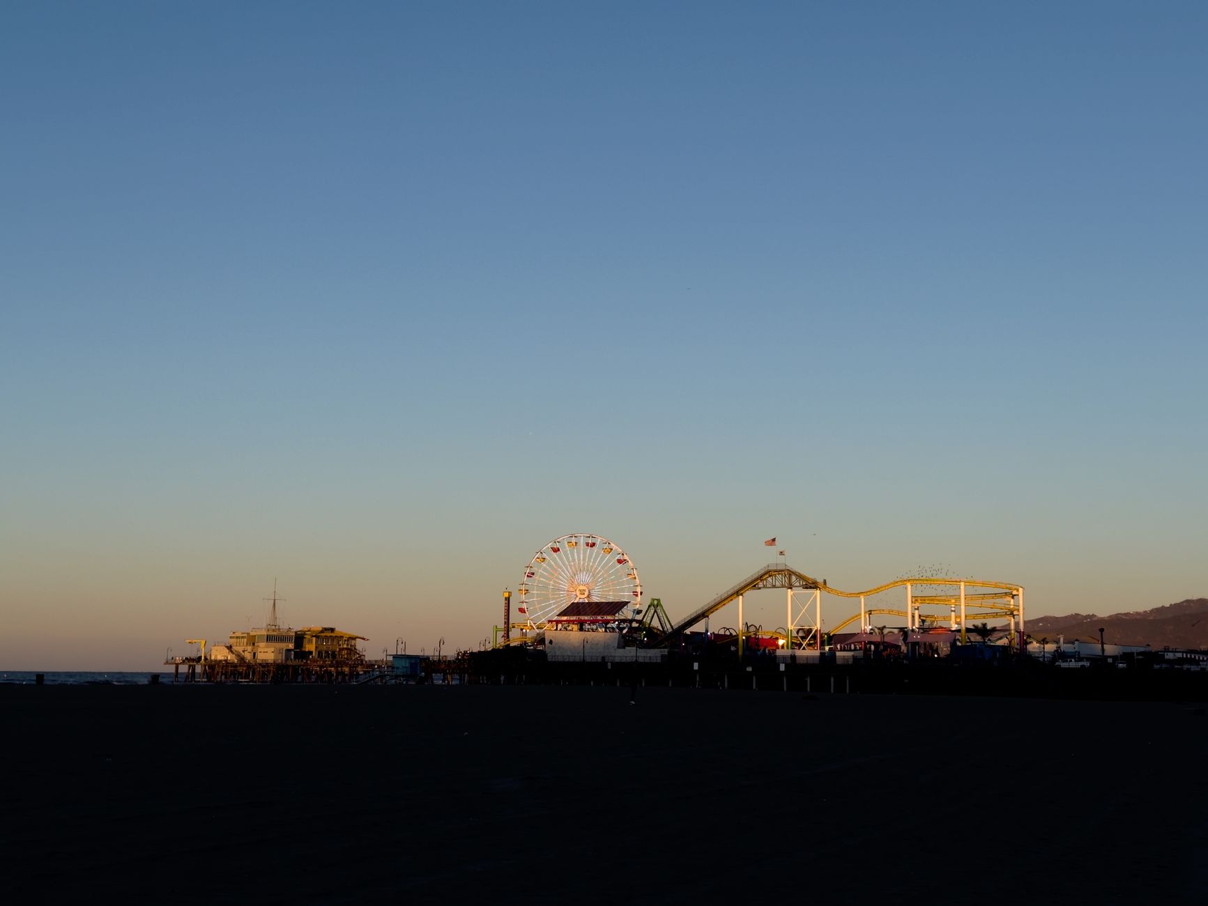 Noria del muelle de Santa Monica al atardecer