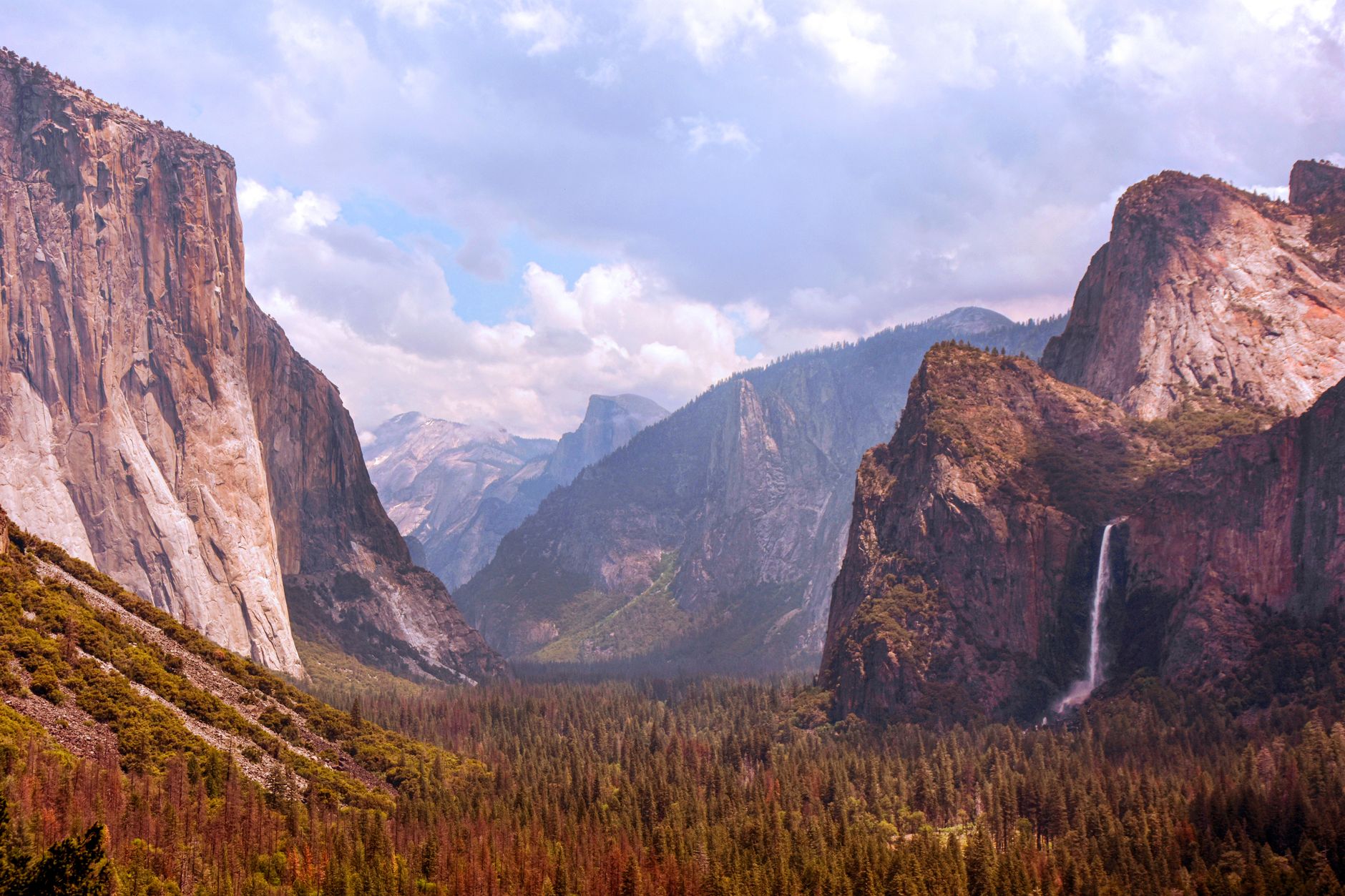 Tunnel View en el Parque Nacional de Yosemite, con El Capitán y Half Dome